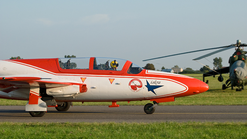 093_Radom_Air Show_Bialo-Czerwone Iskry na TS-11 Iskra.jpg